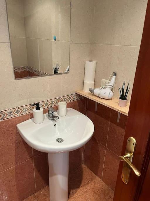 Acogedor Y Soleado Apartamento Recien Amueblado En 기욘 외부 사진